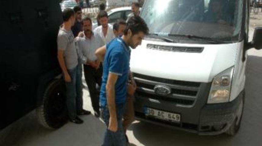 Hakkari&rsquo;de Pkk&rsquo;ya Yardım Yataklık Yaptıkları İddia Edilen 2 Zanlı Adliyeye Sevk Edildi