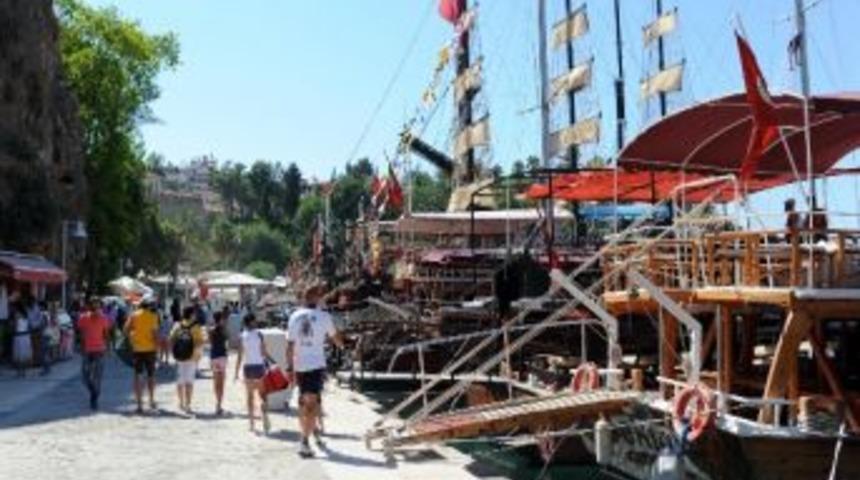 Yat Limanı&rsquo;nda &Ccedil;alışmalar Devam Ediyor