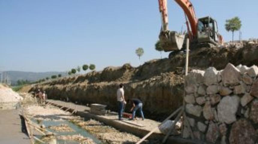 Boz&uuml;y&uuml;k Belediyesi Kanalları Temizliyor