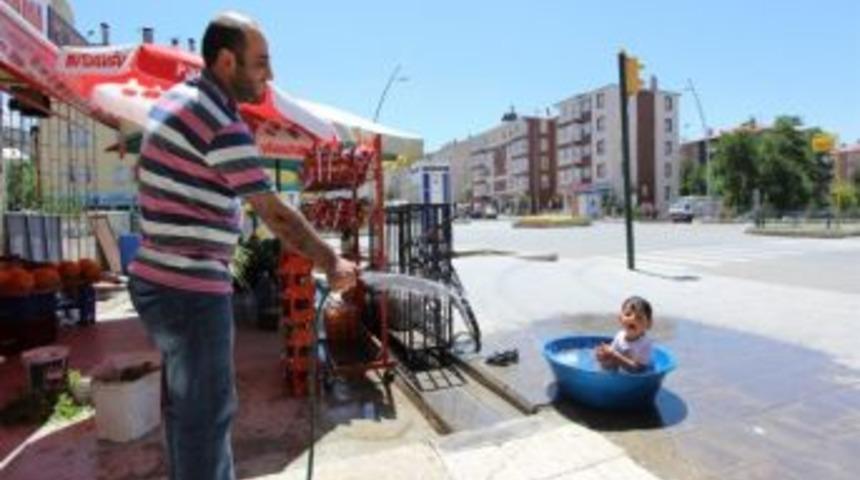 Efe&rsquo;nin Havuz Keyfi