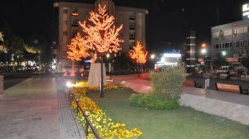 Demokrasi Meydanı Işıklandırıldı