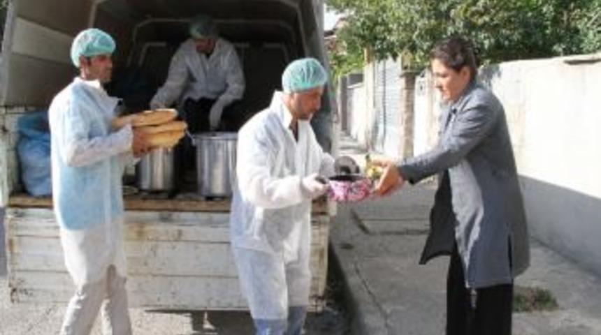 Erzincan Belediyesi İhtiya&ccedil;lı Aileleri Unutmadı