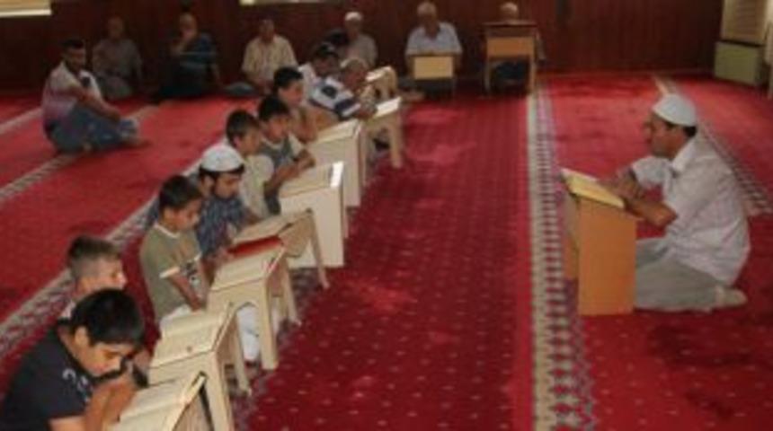 Kur'an'a ge&ccedil;en &ccedil;ocuklar mukabele okuyor