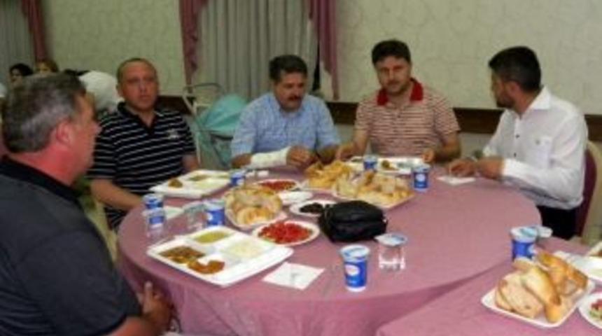 Boz&uuml;y&uuml;k Ertuğrul Gazi K&uuml;lt&uuml;r Ve Sosyal Dayanışma Derneği&rsquo;nden İftar Yemeği