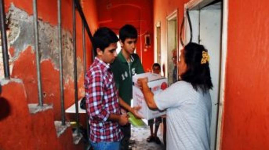 Adana Gen&ccedil;lik Platformundan İhtiya&ccedil; Sahiplerine Ramazan Paketi Yardımı