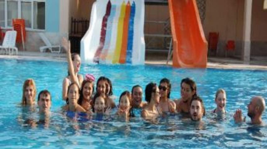 Selendili Muhtar Yabancı &Ouml;ğrencileri Simav&rsquo;daki Aqua Park İle &Ouml;d&uuml;llendirdi
