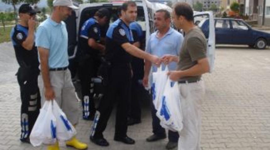 Polis Selzedeler İ&ccedil;in Kurban Kesip Etini Dağıttı