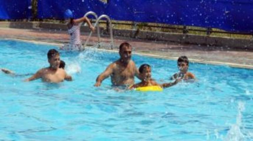 Adanalı Havuzlarda Serinliyor