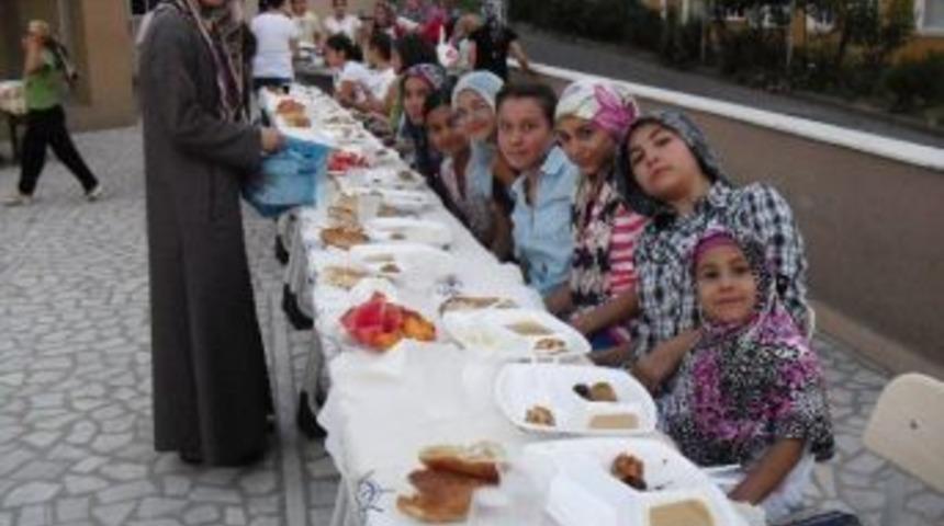 Yaz Kur&rsquo;an Kursu &Ouml;ğrencileri İftarda Buluştu