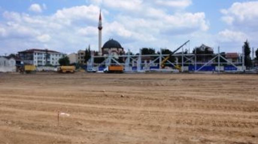 D&uuml;zce Şehir Stadının Trib&uuml;n Direkleri Dikildi