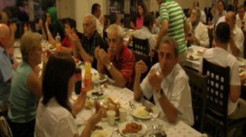 Ak&ccedil;akoca Karslılar Derneğinden İftar Yemeği