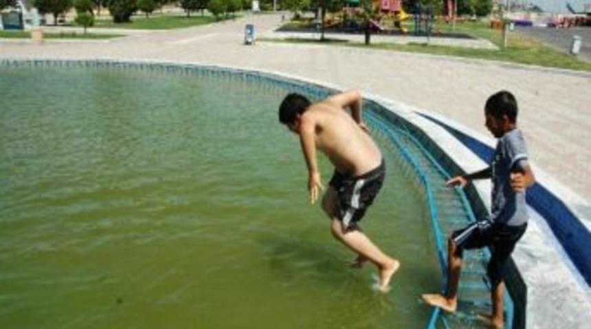 Sıcaktan Bunalan &Ccedil;ocuklar S&uuml;s Havuzlarında Serinledi