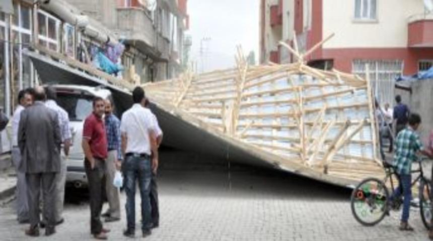 Y&uuml;ksekova'da Şiddetli R&uuml;zgar &Ccedil;atı U&ccedil;urdu