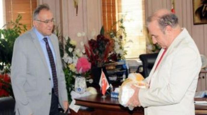 G&uuml;zelbey&rsquo;den Rekt&ouml;r Coşkun&rsquo;a Hayırlı Olsun Ziyareti