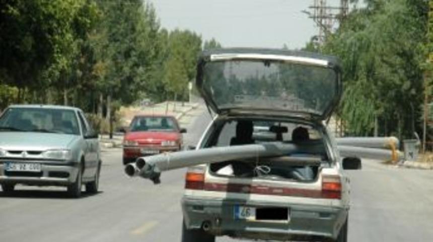 Boru Y&uuml;kl&uuml; Otomobil Tehlikeye Davetiye &Ccedil;ıkarttı