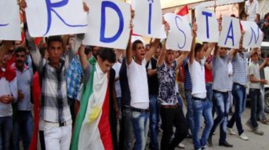 Suriye'nin Kuzeyindeki Yürüyüşler Öcalan Ve Barzani Gösterisine Döndü