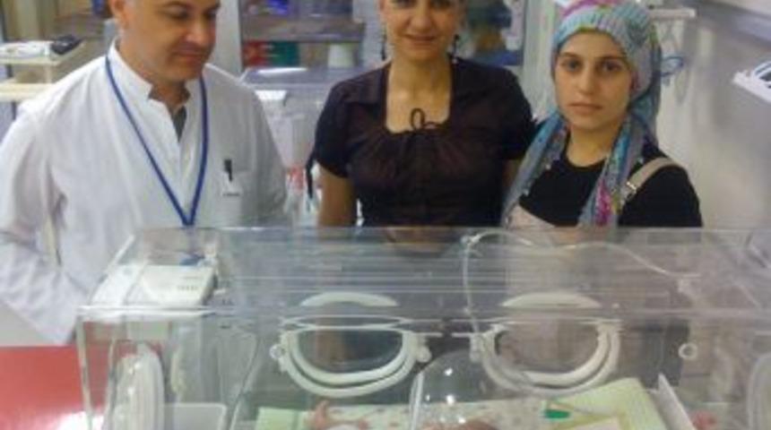 Suriyeli Çiftin Ikiz Bebekleri Adana'da Yaşama Tutundu