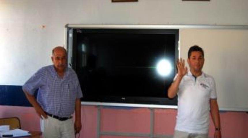Ayvalık'ta 3 Okul Akıllı Tahta İle Buluştu