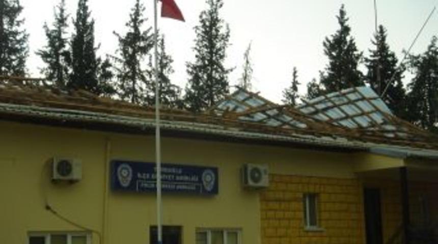 Şiddetli R&uuml;zgar Emniyetin &Ccedil;atısını U&ccedil;urdu