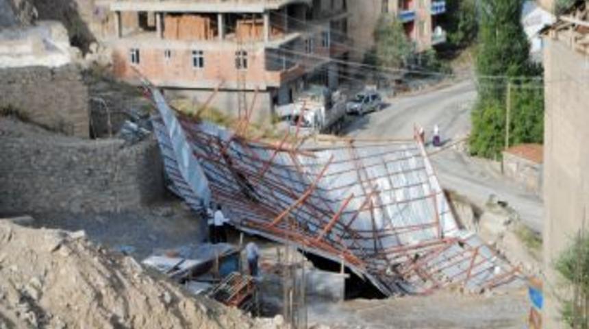 Hakkari&rsquo;de R&uuml;zgar, Evlerin &Ccedil;atılarını U&ccedil;urdu