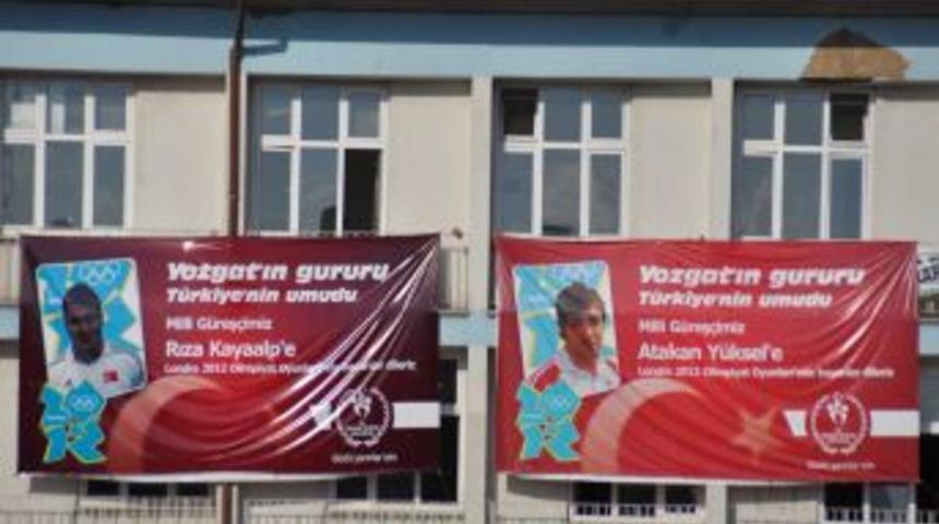 Yozgat Milli G&uuml;reş&ccedil;ilerin Afişleri Ile S&uuml;slendi