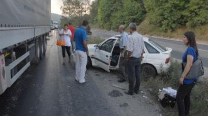 Otomobil Tır İle &Ccedil;arpıştı