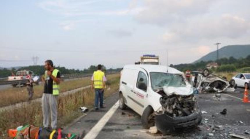 2 Otomobil &Ccedil;arpıştı 3 &Ouml;l&uuml; 6 Yaralı