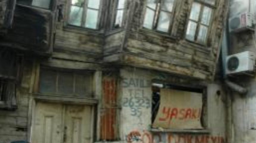 Yıkılmak &Uuml;zere Olan Tarihi Binalar Tehlike Sa&ccedil;ıyor