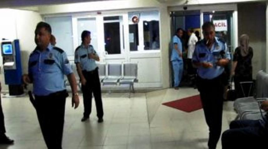 Karakol &ouml;n&uuml;nde arbede: 4 polis yaralandı