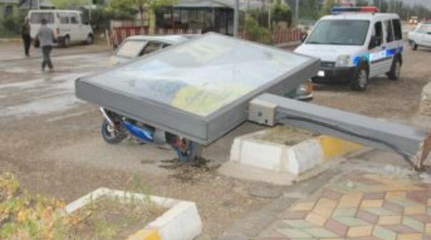 Şiddetli r&uuml;zgar billboardu devirdi