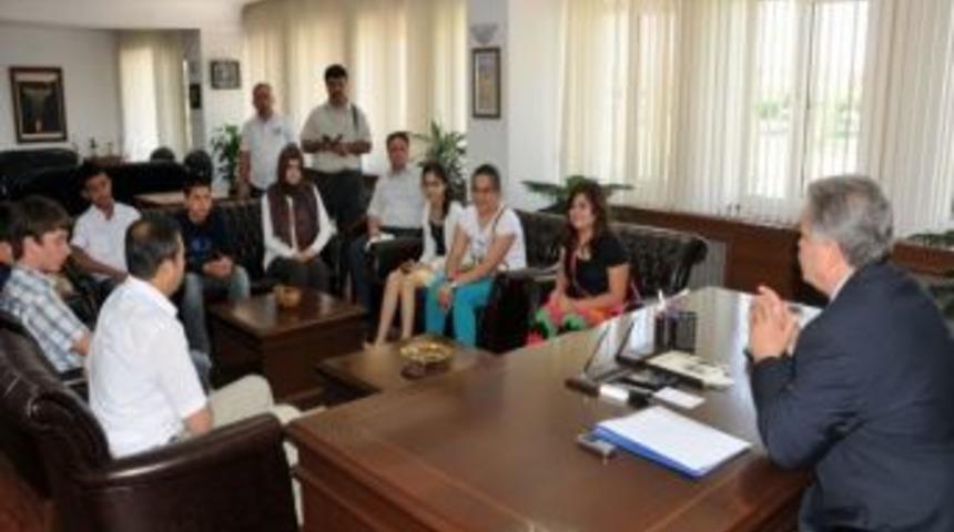 Vali Kahraman, Sbs&rsquo;de Başarılı Olan &Ouml;ğrencileri &Ouml;d&uuml;llendirdi