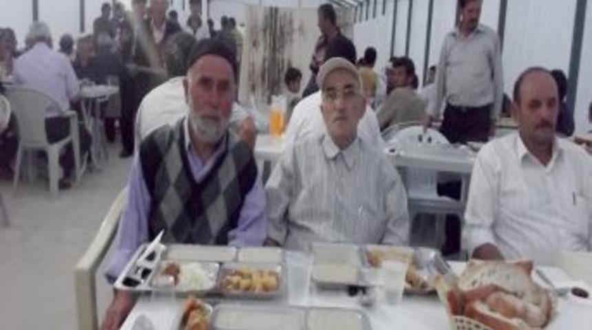 K&ouml;yl&uuml;ler Meydana Kurdukları Iftar &Ccedil;adırında Oru&ccedil; A&ccedil;ıyor