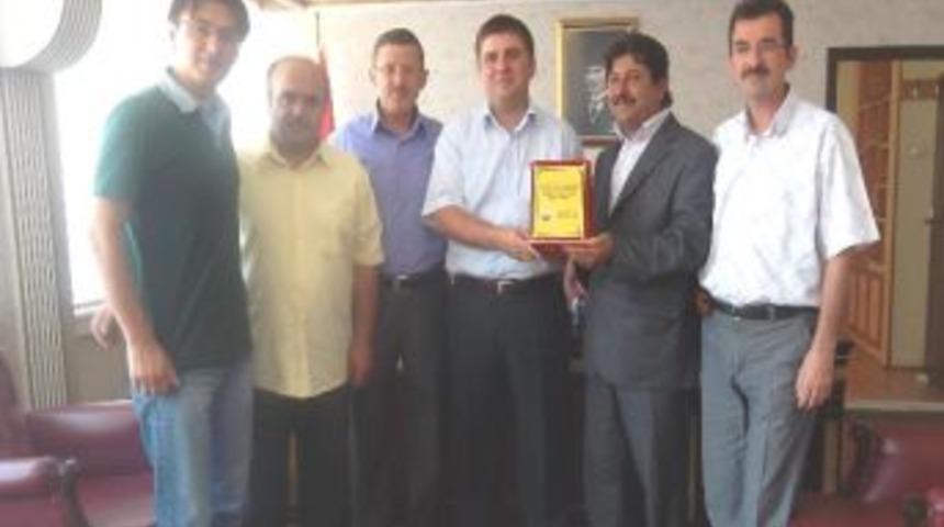 Akdağmadeni İmam Hatip Mezunları Derneğinden Kaymakam&rsquo;a Teşekk&uuml;r Plaketi