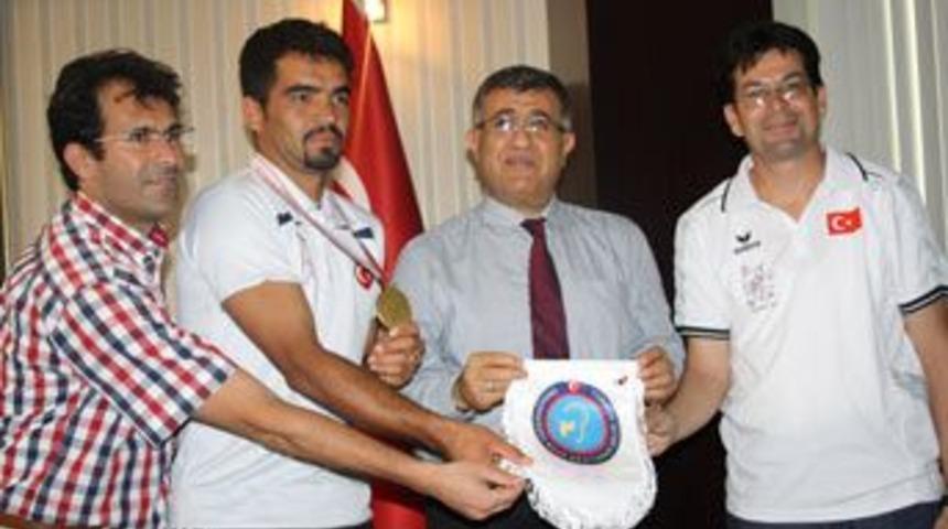 D&uuml;nya Şampiyonları&rsquo;ndan Kaymakam&rsquo;a ziyaret