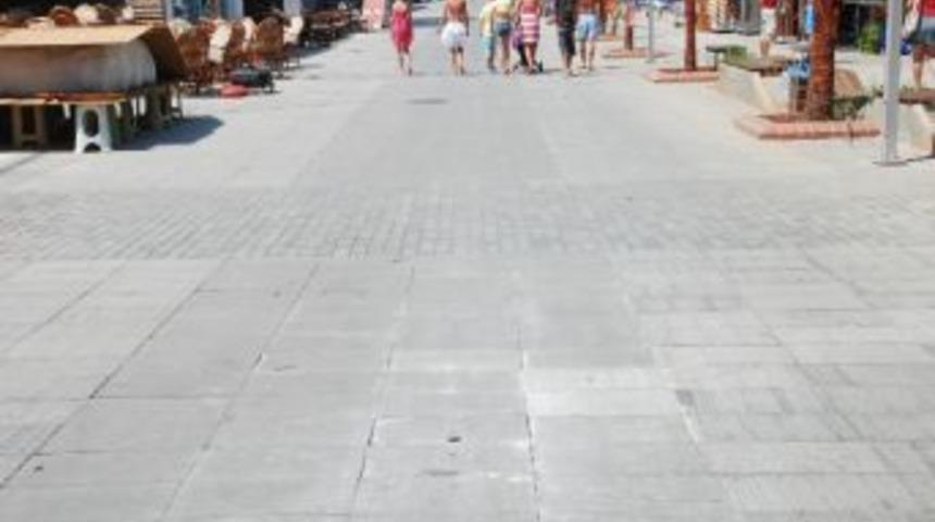 Ge&ccedil;en Ay Yenilenen Caddenin Bozulması Tepkileri Topladı