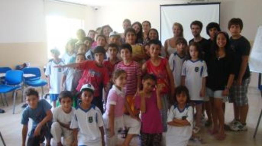 Amerikalı Lise &Ouml;ğrencileri &Ccedil;ocuk Merkezini Gezdi