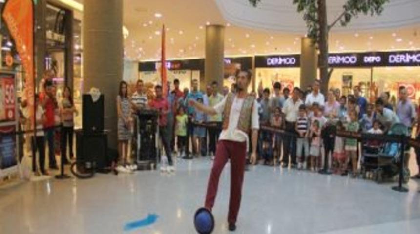 Jongl&ouml;r G&ouml;khan Nasif Adanalıları B&uuml;y&uuml;ledi