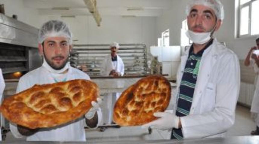 &Ouml;ğrencilerden Ramazan Pidesi