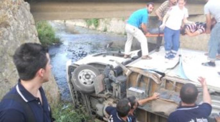 Kamyonet Dereye U&ccedil;tu