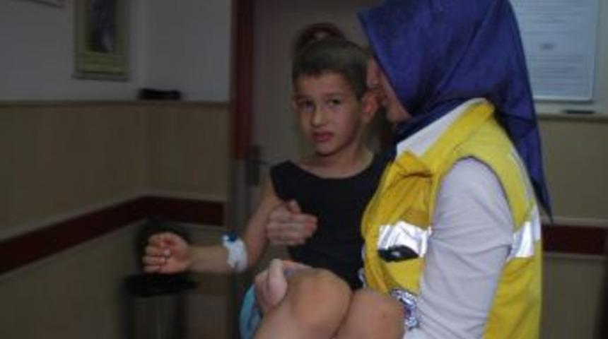 Otomobil &Ccedil;ocuğa &Ccedil;arpıp Ka&ccedil;tı: 1 Yaralı