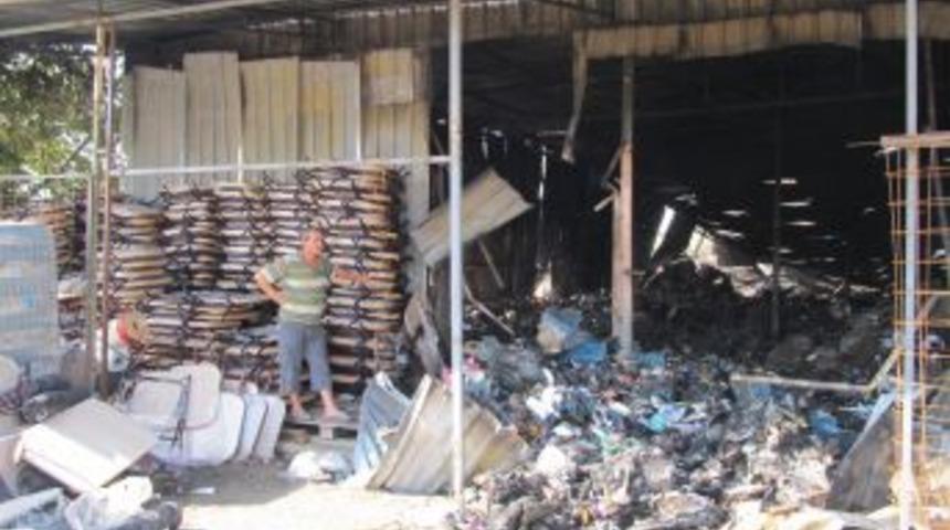 Plastik Eşya D&uuml;kkanında Yangın &Ccedil;ıktı