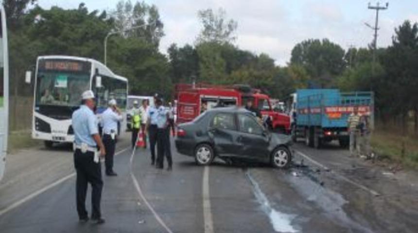 T&uuml;p Y&uuml;kl&uuml; Kamyonet Otomobille &Ccedil;arpıştı: 1 &Ouml;l&uuml;, 1 Yaralı