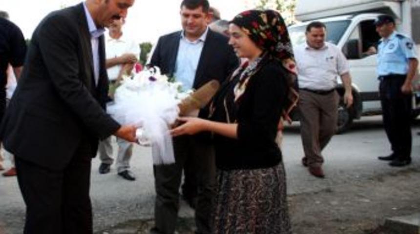 Başkan Bayram Mahale İftarında &Ccedil;i&ccedil;ekle Karşılandı