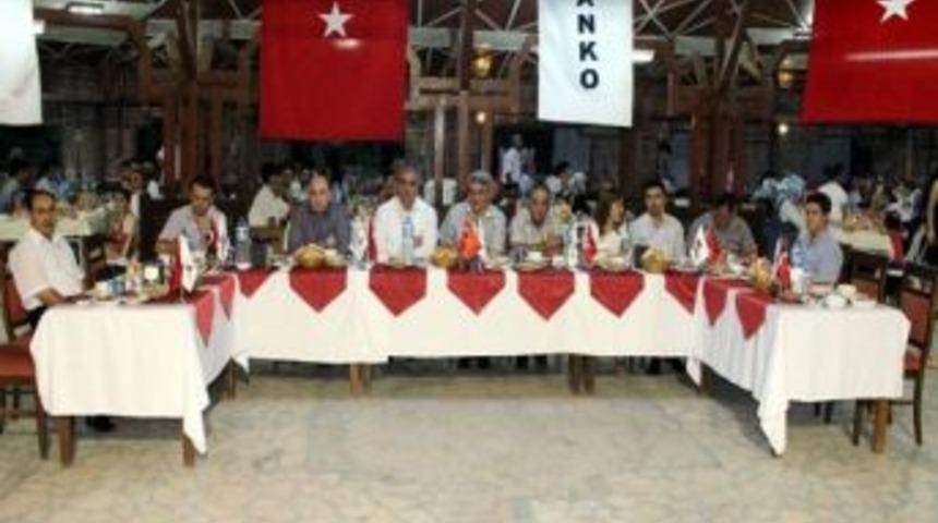 Sanko Tekstil, &Ccedil;alışanlarına İftar Yemeği Verdi