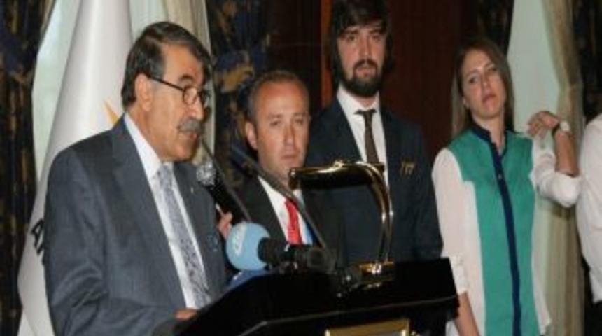 Ak Parti Genel Başkan Yardımcısı Aksu Gen&ccedil;lik Otob&uuml;s&uuml;n&uuml; Avrupa'ya Uğurladı