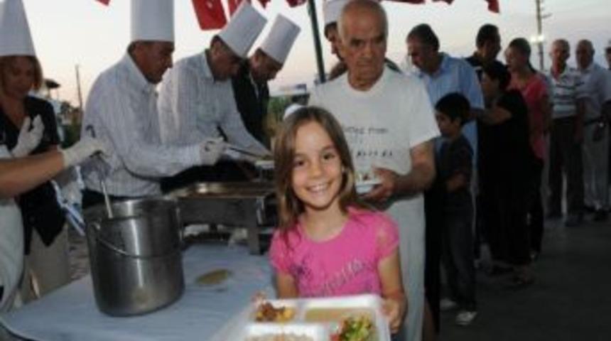 G&uuml;zelbah&ccedil;e'de Başkanlar Halka Yemek Dağıttı