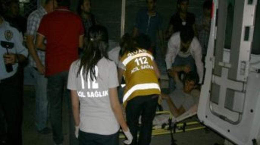 İki Grup Arasında Kavga &Ccedil;ıktı: 1 Yaralı