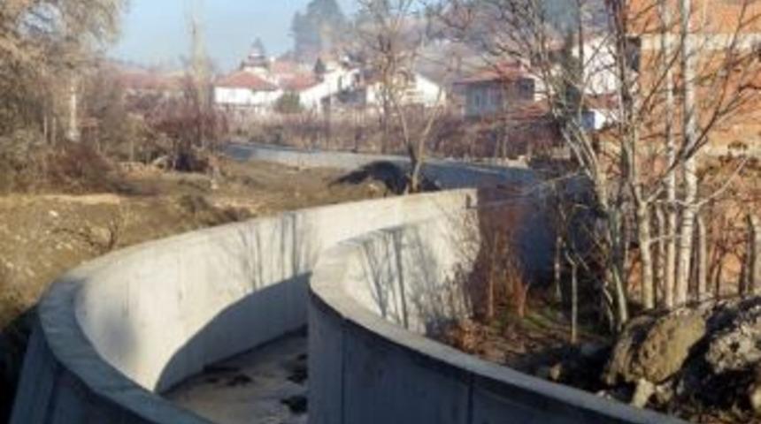 Eskigediz'de Dere Islah &Ccedil;alışmaları Hızla Devam Ediyor