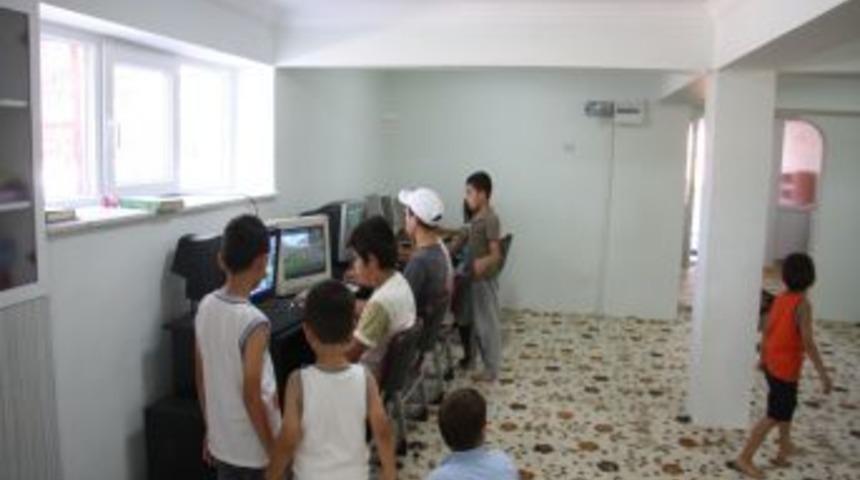 Camide Hem Kur'an &Ouml;ğreniyorlar Hem Spor Yapıp Oyun Oynuyorlar