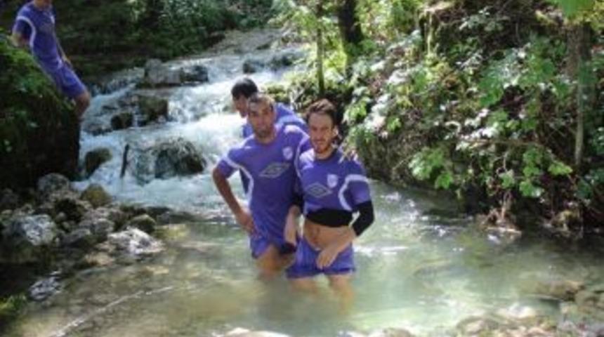 Sıcaktan Bunalan Ordusporlu Oyuncular Derelerde Serinliyor